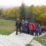 Osnovci iz OŠ Dubravica na spomen-obilježju na Križanćevu Selu